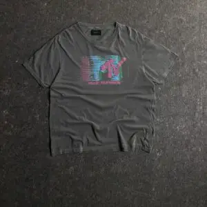 •  MTV T-shirt